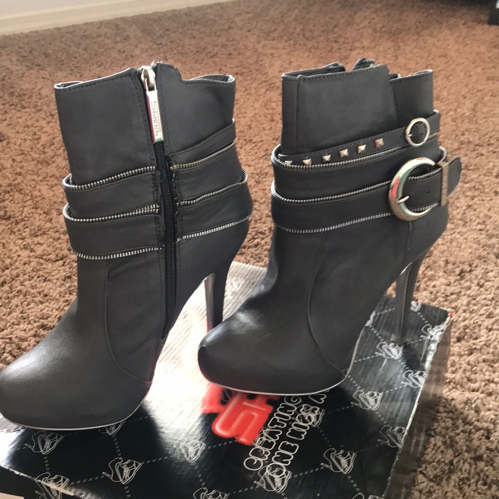 Boots - Picture 2 of 5